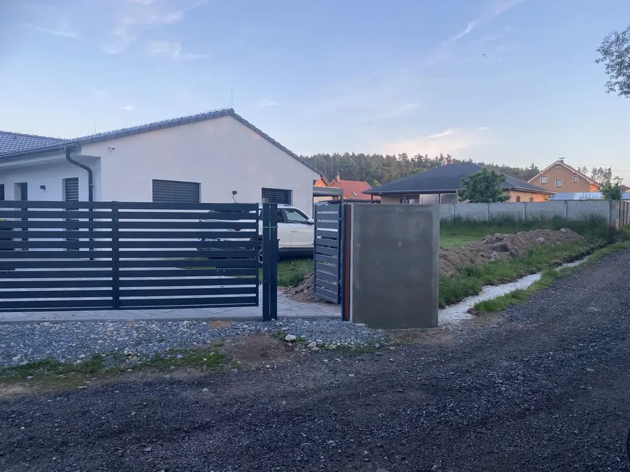 Hotová brána a zeď z ulice, Nárameč