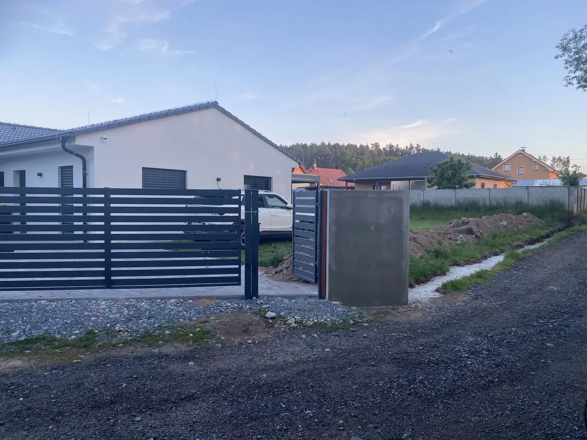 Základy plotu, opěrná zeď a vjezdová brána, Nárameč