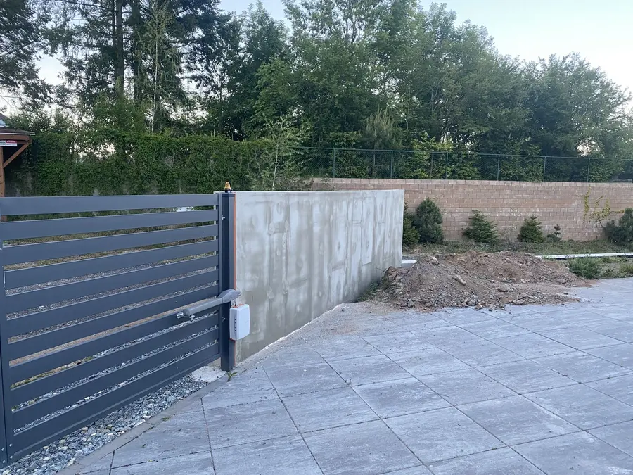 Brána zevnitř, navazující dlažba, Nárameč