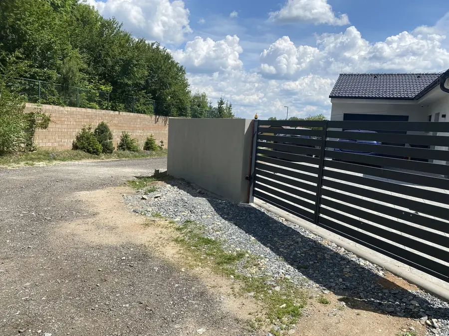 Hotová zeď a brána od cesty, Nárameč
