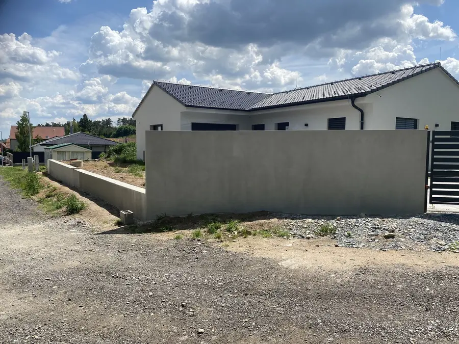 Hotová zeď před domem, modré nebe, Nárameč
