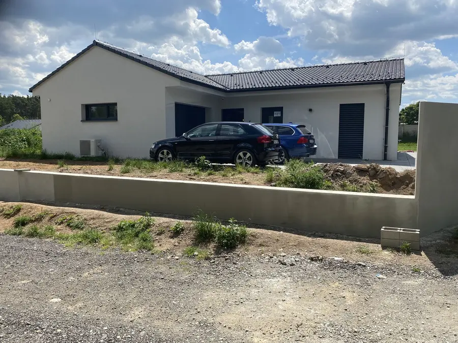 Hotová zeď kolem předzahrádky, Nárameč