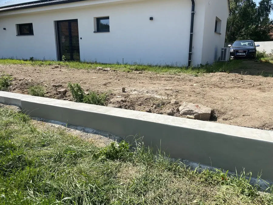 Hotová zeď, zahradní strana, Nárameč