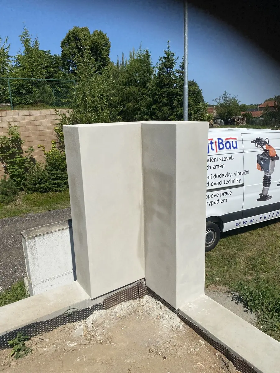 Hotový pilíř a dodávka FAJTBAU, Nárameč