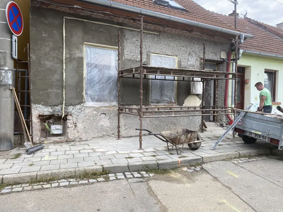 Otlučená fasáda, kolečko, Němčice