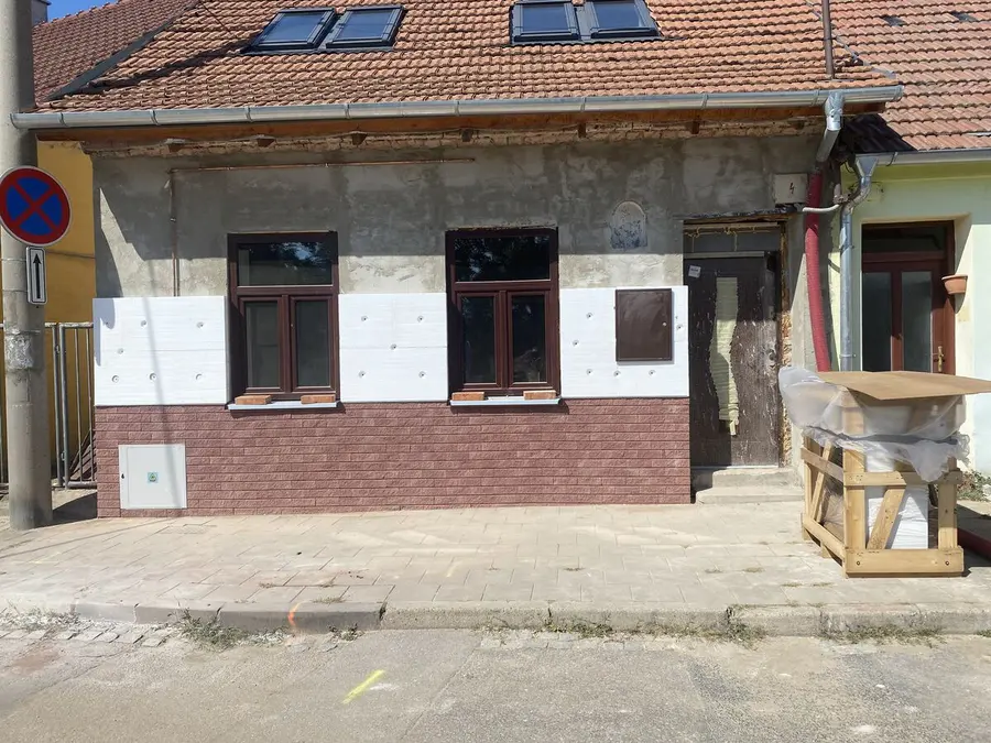 Nový cihlový sokl, izolace oken, Němčice