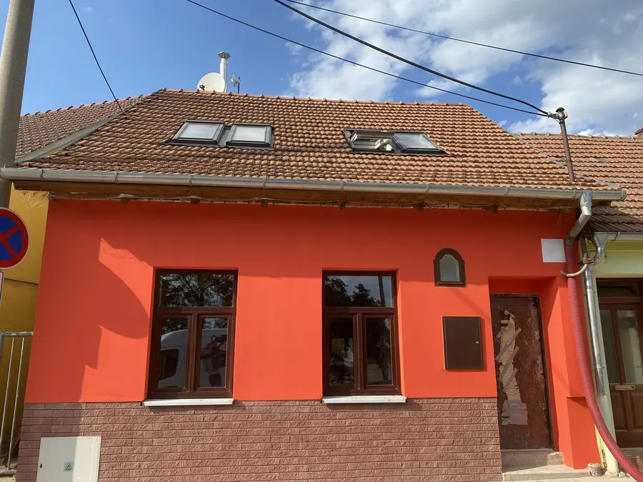 Oranžová z boku, modré nebe, Němčice