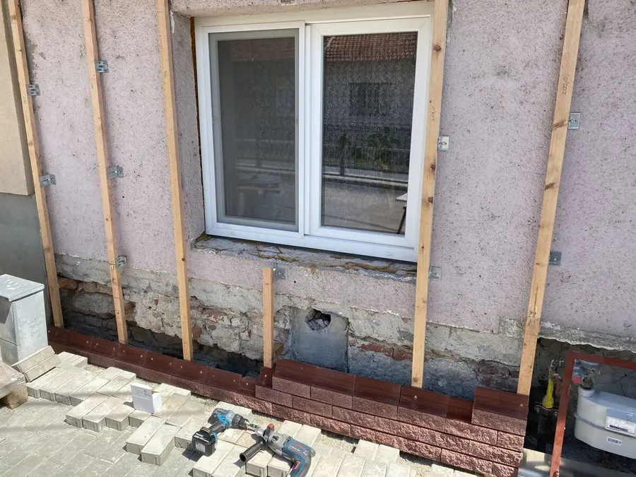 Zateplení a latě, odkopaný sokl, Němčice