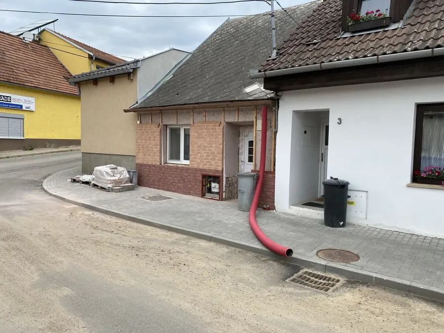 Pohled z ulice, hotový sokl, Němčice