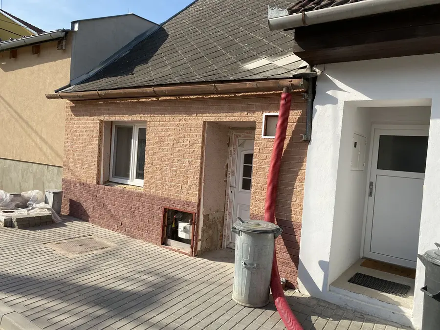 Hotová krémová fasáda a sokl, Němčice