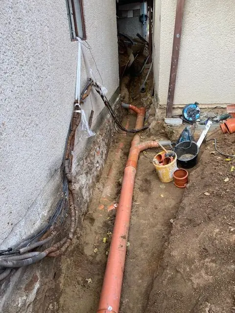 Potrubí podél zdi domu, Nová Ves