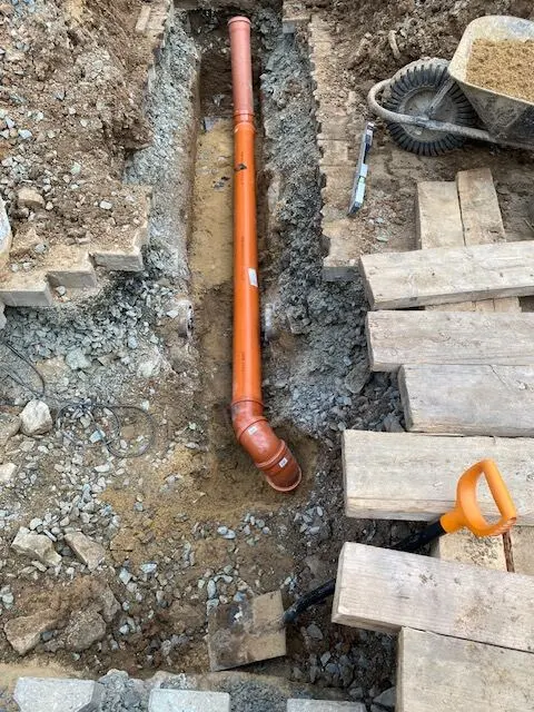 Potrubí u schodů, Nová Ves