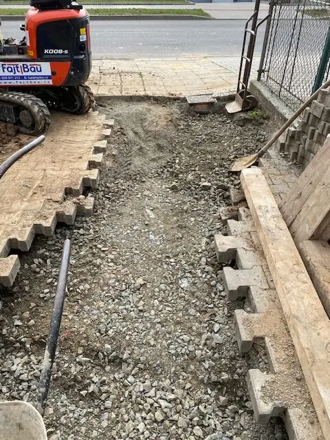 Minibagr Kubota s polepem FAJTBAU, Nová Ves