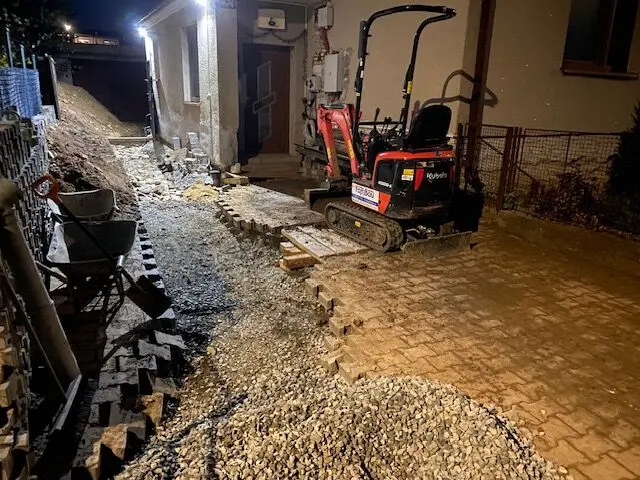 Noční práce, bagr ve dvoře, Nová Ves