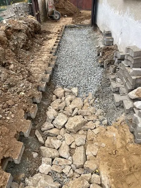 Štěrkové lože mezi domy, Nová Ves