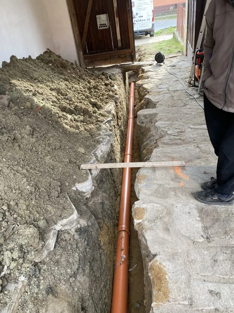 Dlouhá rýha kamenným průchodem a člověk, Nová Ves