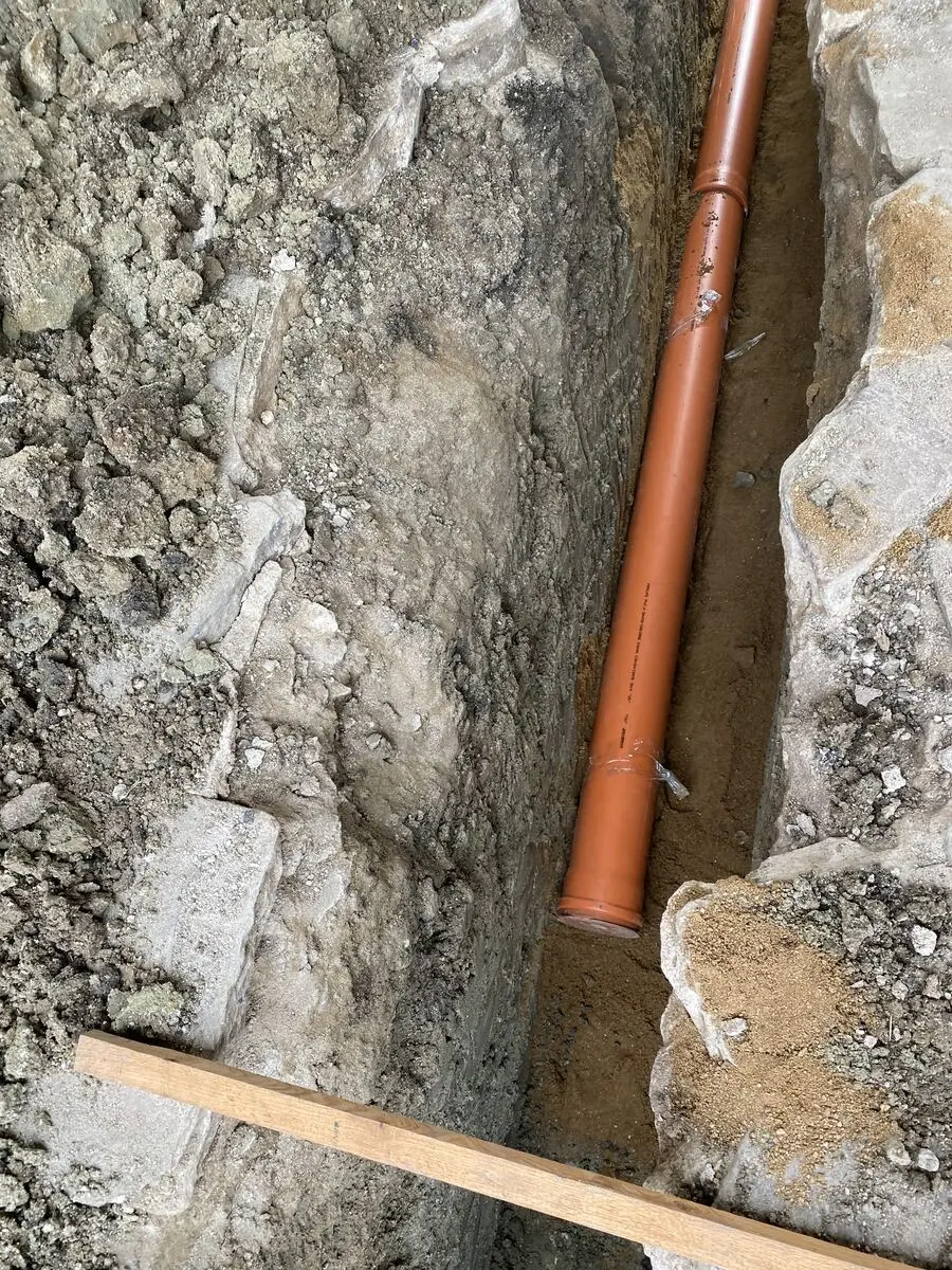 Potrubí podél kamenné zdi, Nová Ves