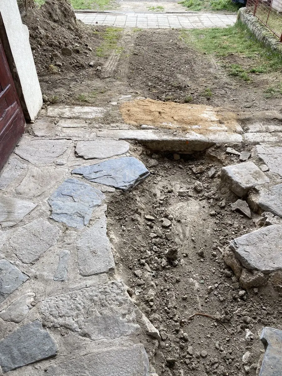 Kamenná dlažba průchodu s rýhou, Nová Ves