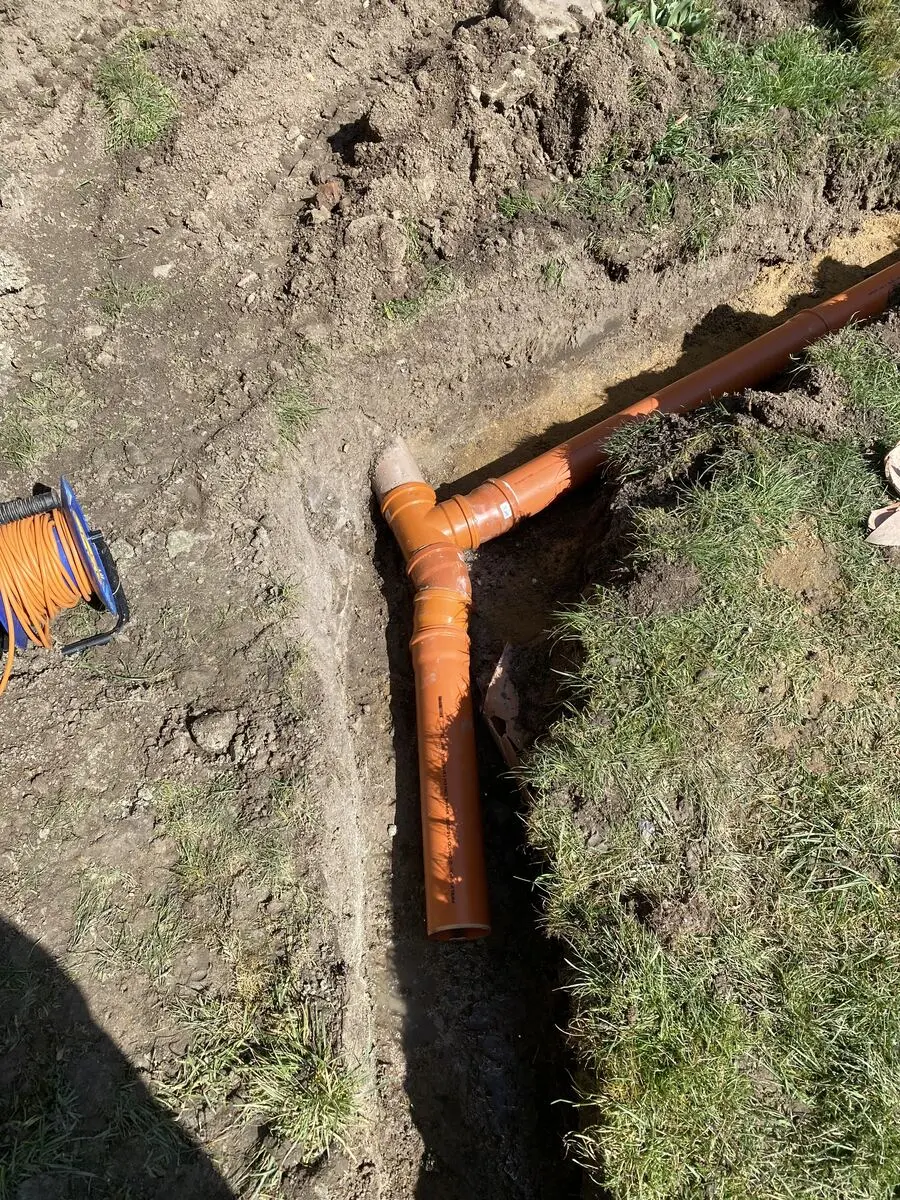 Koleno potrubí v trávě, Nová Ves