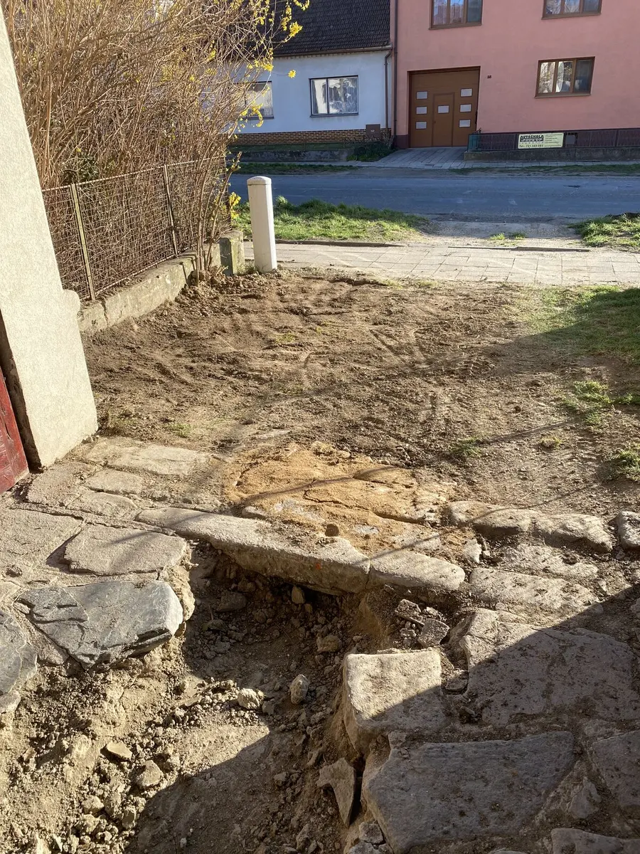 Hotový výkop u schodů, dům v pozadí, Nová Ves