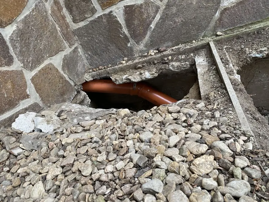 Prostup potrubí pod obkladem, Nová Ves