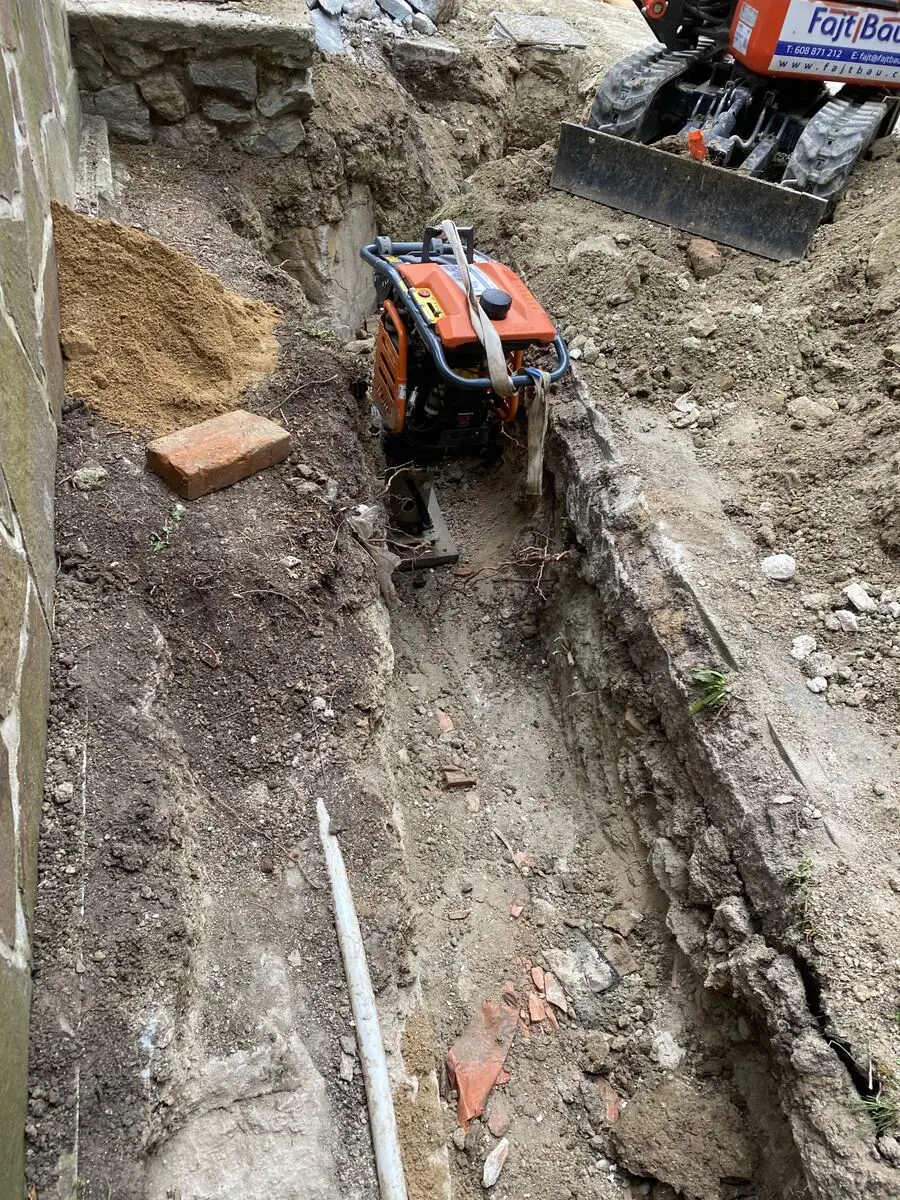 Vibrační pěch při hutnění zásypu v rýze, Nová Ves