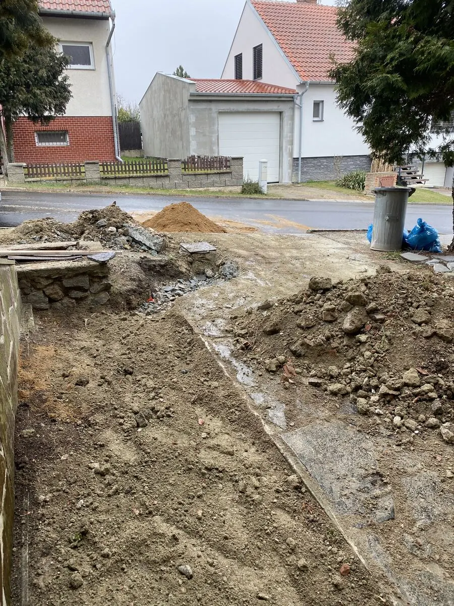 Výkop u silnice, hromada zeminy, Nová Ves