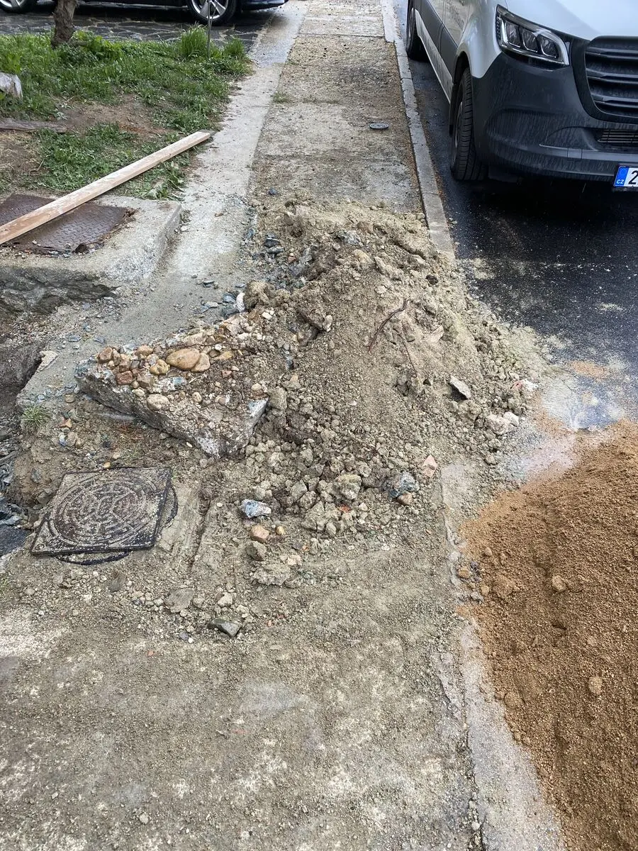 Dokopáno, dodávka v pozadí, Nová Ves