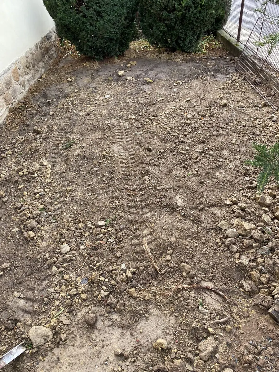 Zahrada srovnaná po zásypu, Nová Ves