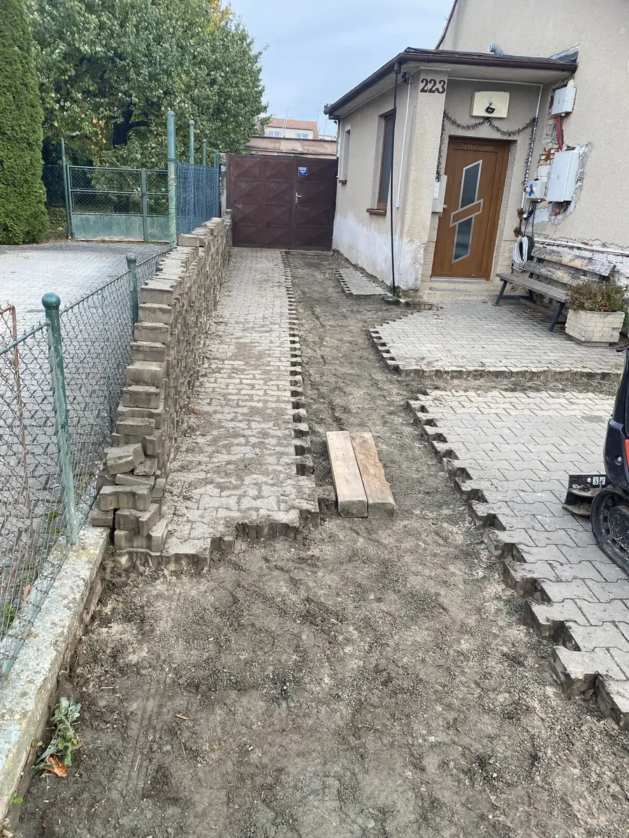 Úzký průchod mezi domy před rozebráním dlažby, Nová Ves