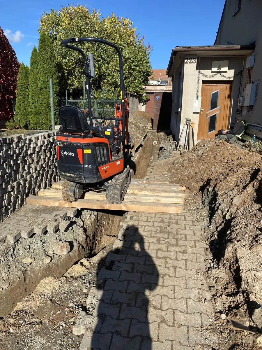 Kubota na dlažbě, modré nebe, Nová Ves