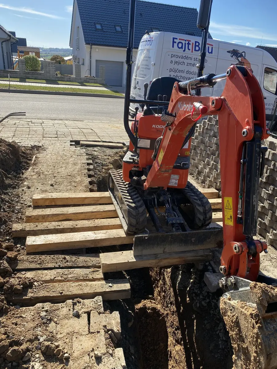 Minibagr Kubota a značková dodávka FAJTBAU, Nová Ves
