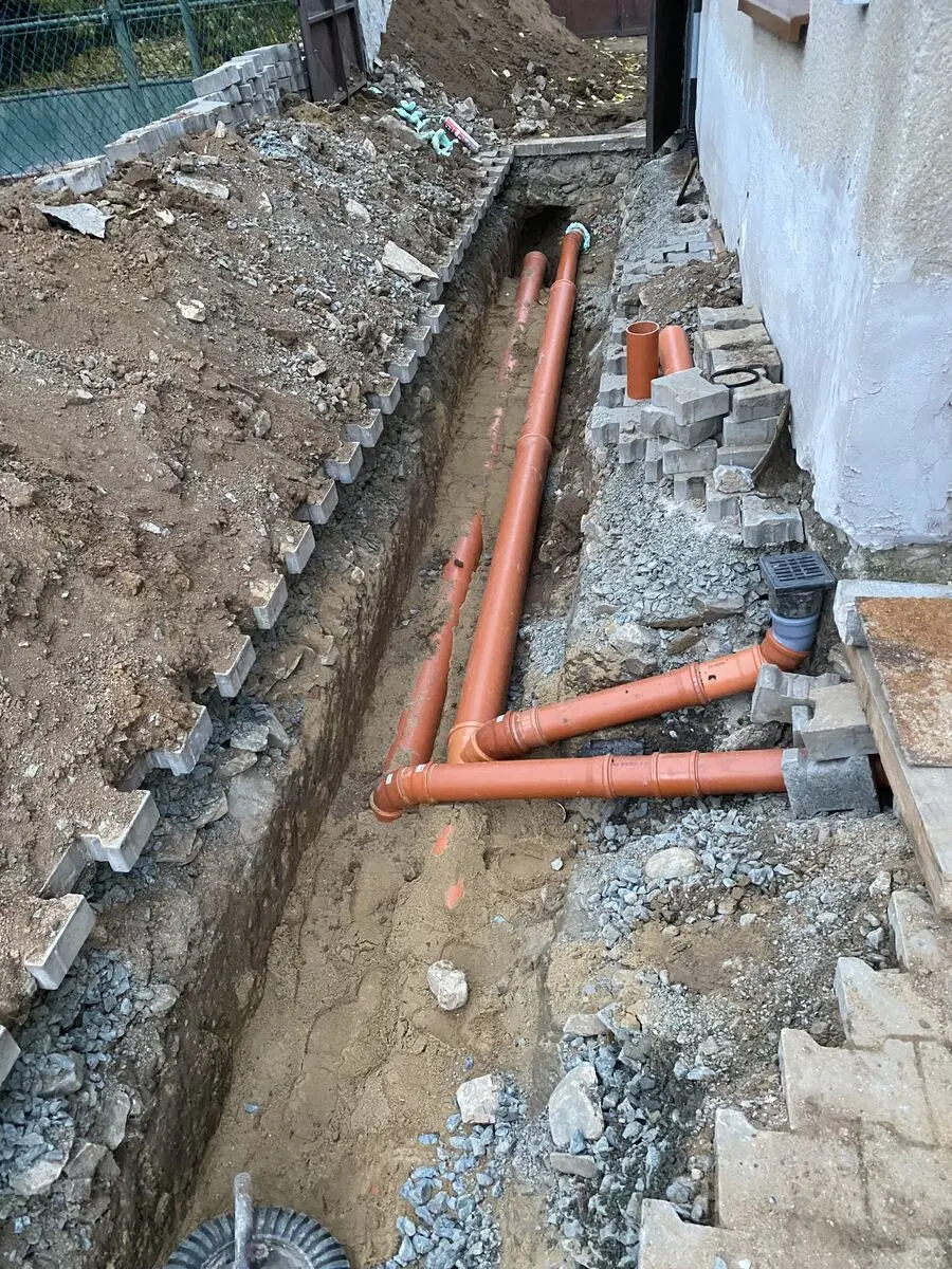 Rozvod potrubí podél zdi, Nová Ves