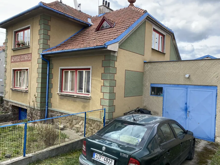 Dům z ulice, žlutá omítka, Šemíkovice
