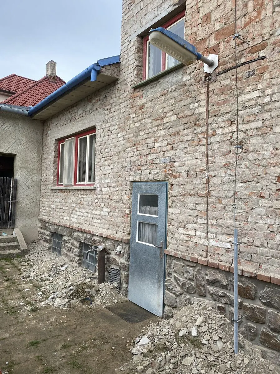 Otlučeno na cihlu, boční stěna, Šemíkovice