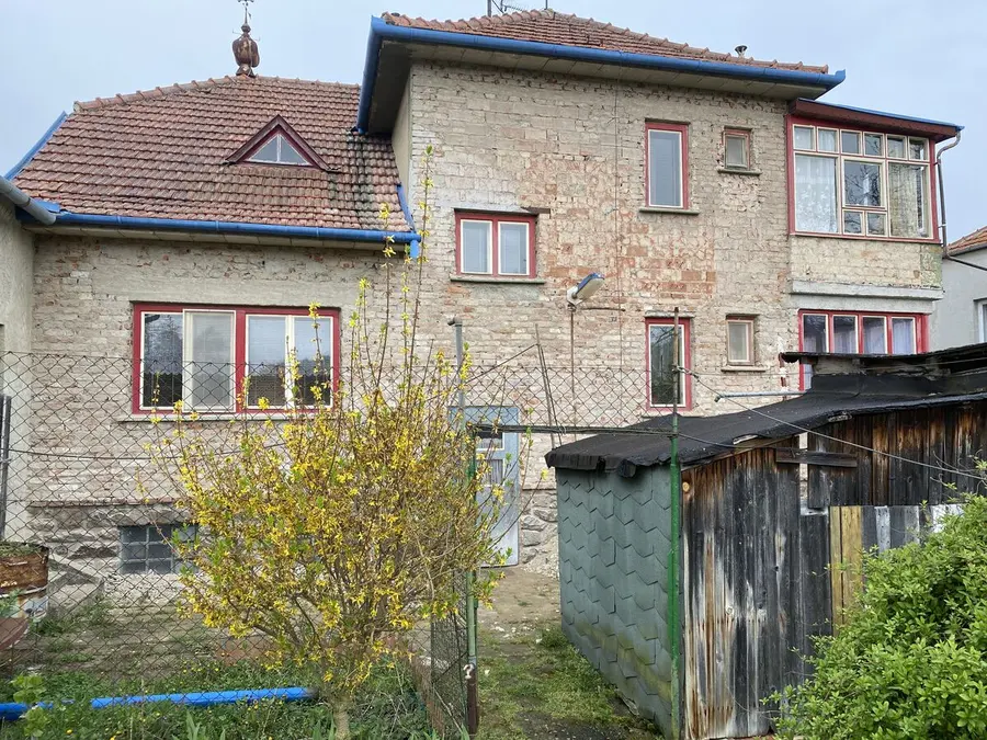 Celý dům otlučený, zahradní strana, Šemíkovice