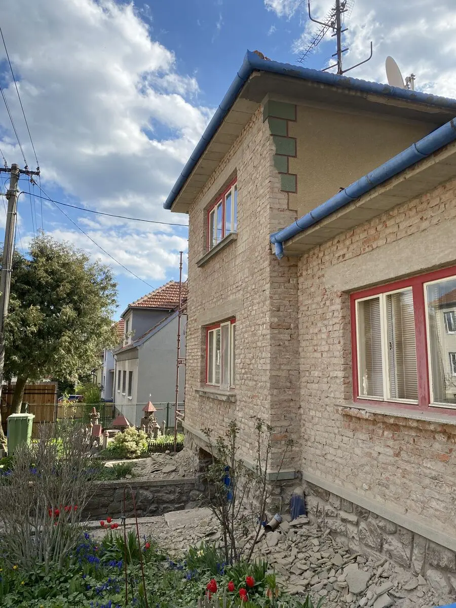 Cihelná stěna po otlučení, Šemíkovice