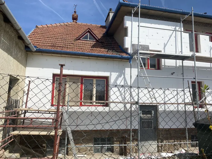 Zateplená stěna s lešením, Šemíkovice