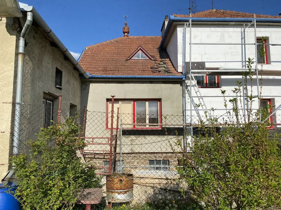 Rozpracovaná stěna, kontrast starý/nový, Šemíkovice