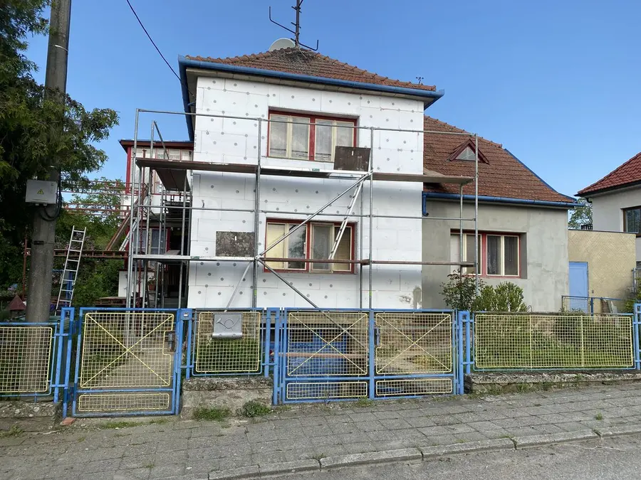 Celý dům zateplený, z ulice, Šemíkovice