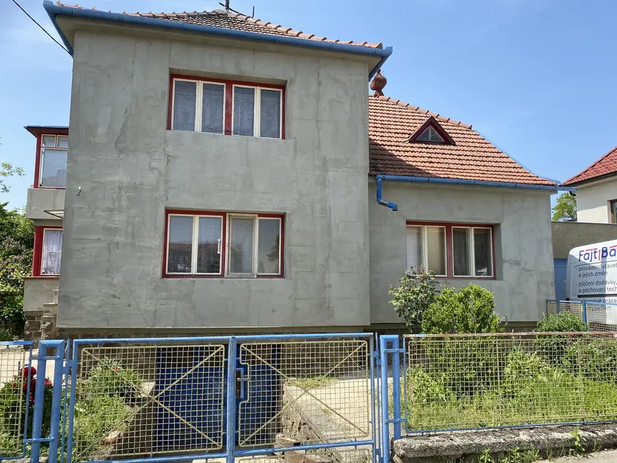 Hotová stěrka, z ulice a firemní cedule, Šemíkovice