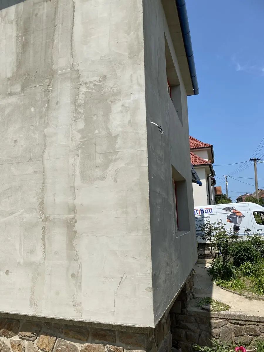 Hotový roh domu a dodávka, Šemíkovice