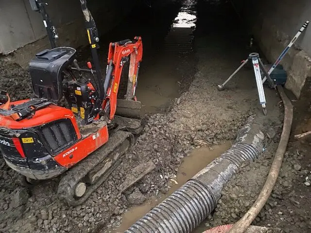 Kubota uvnitř propustku, Tetčice