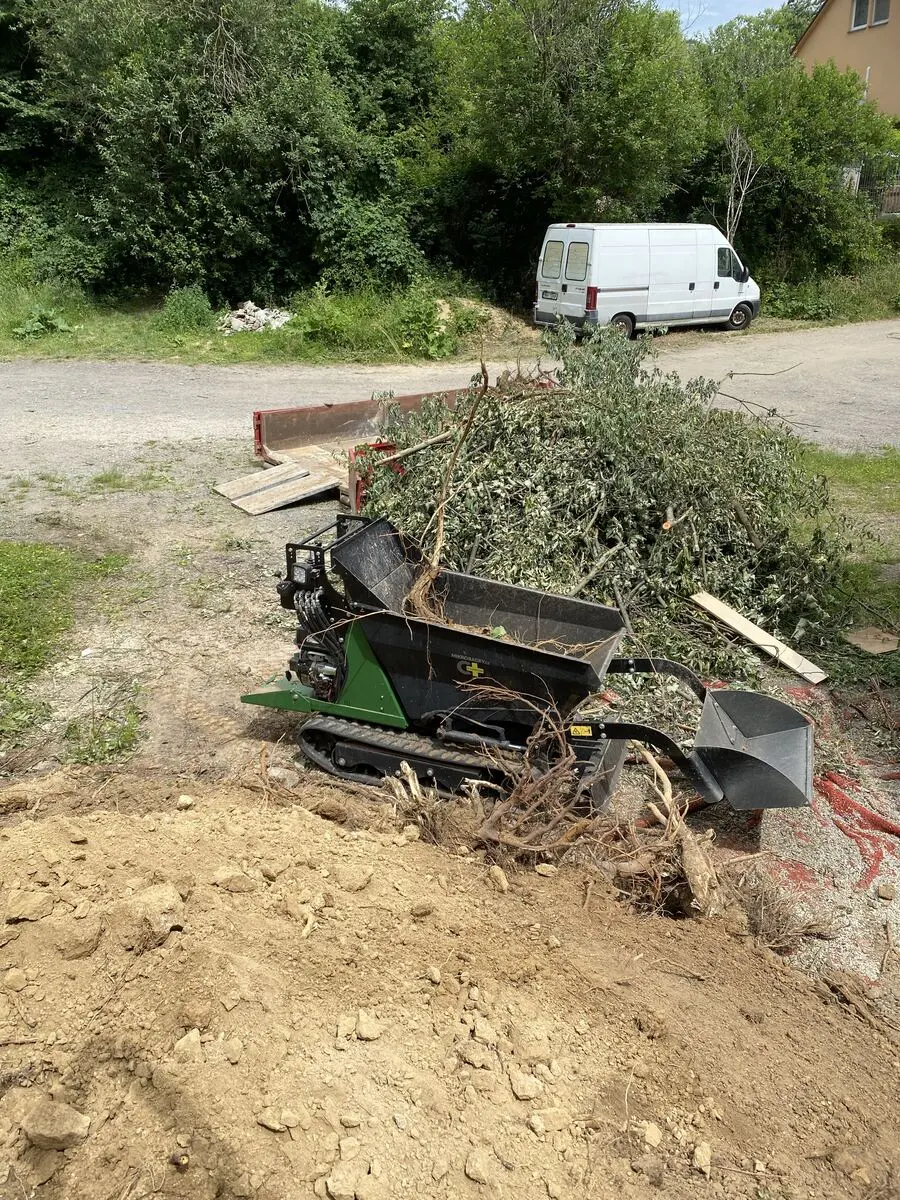 Drtič/štěpkovač a dodávka na cestě, Zastávka