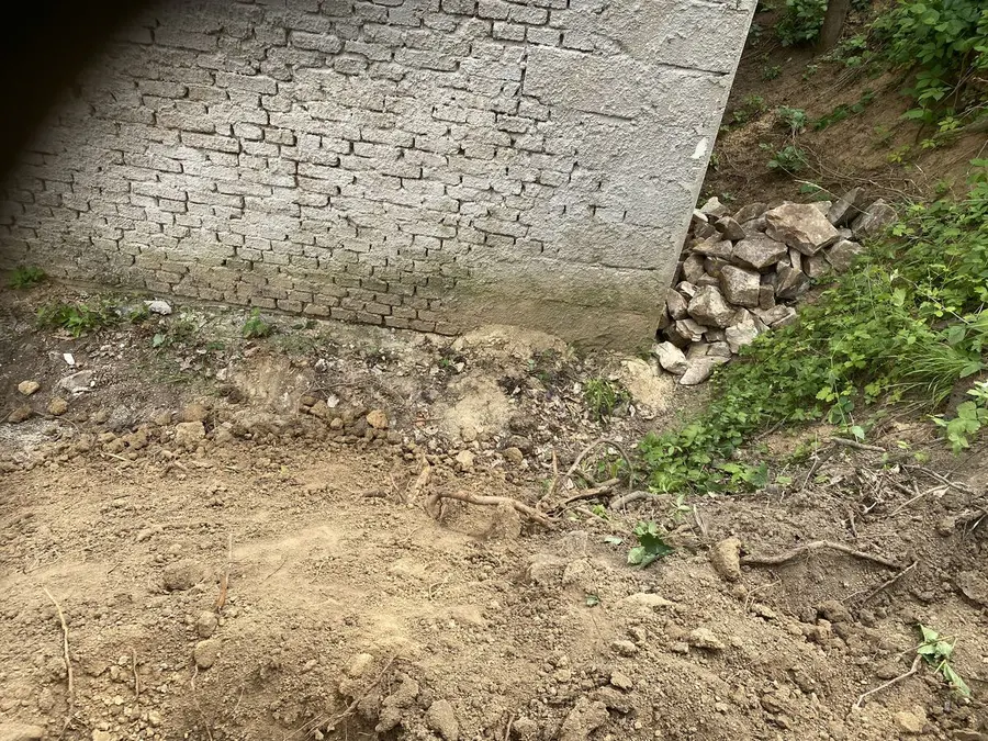 Odkopáno až k cihlové zdi, Zastávka