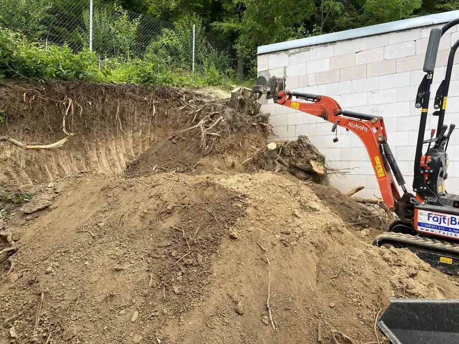 Bagr FAJTBAU a hromada zeminy, Zastávka