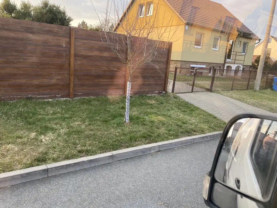 Základ a osazení sloupku brány, Zastávka: stav před zahájením prací
