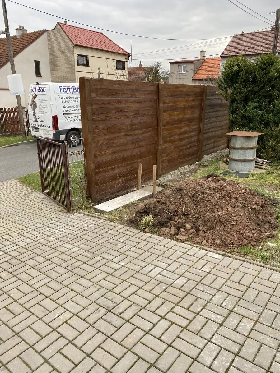 Výkop pro patku, vedle značková dodávka FAJTBAU, Zastávka