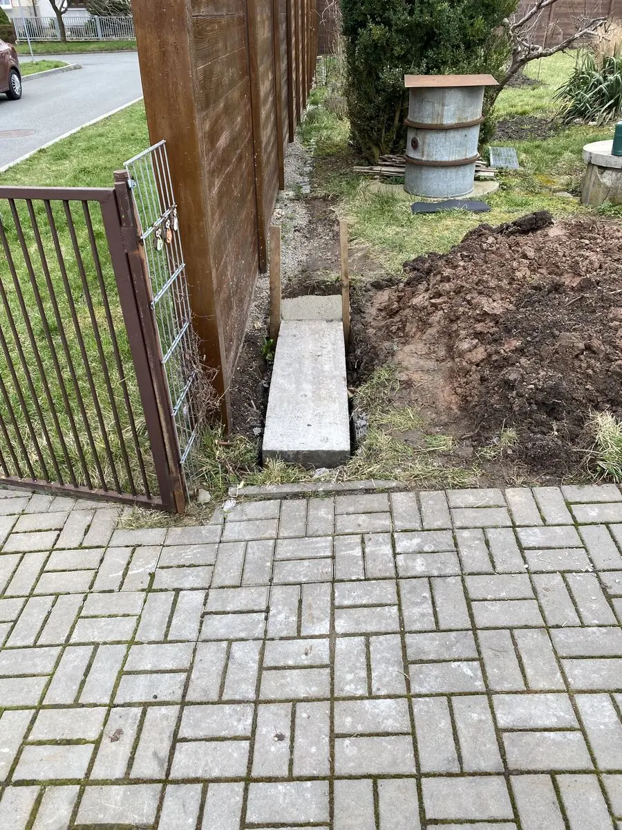 Betonová patka osazená, Zastávka