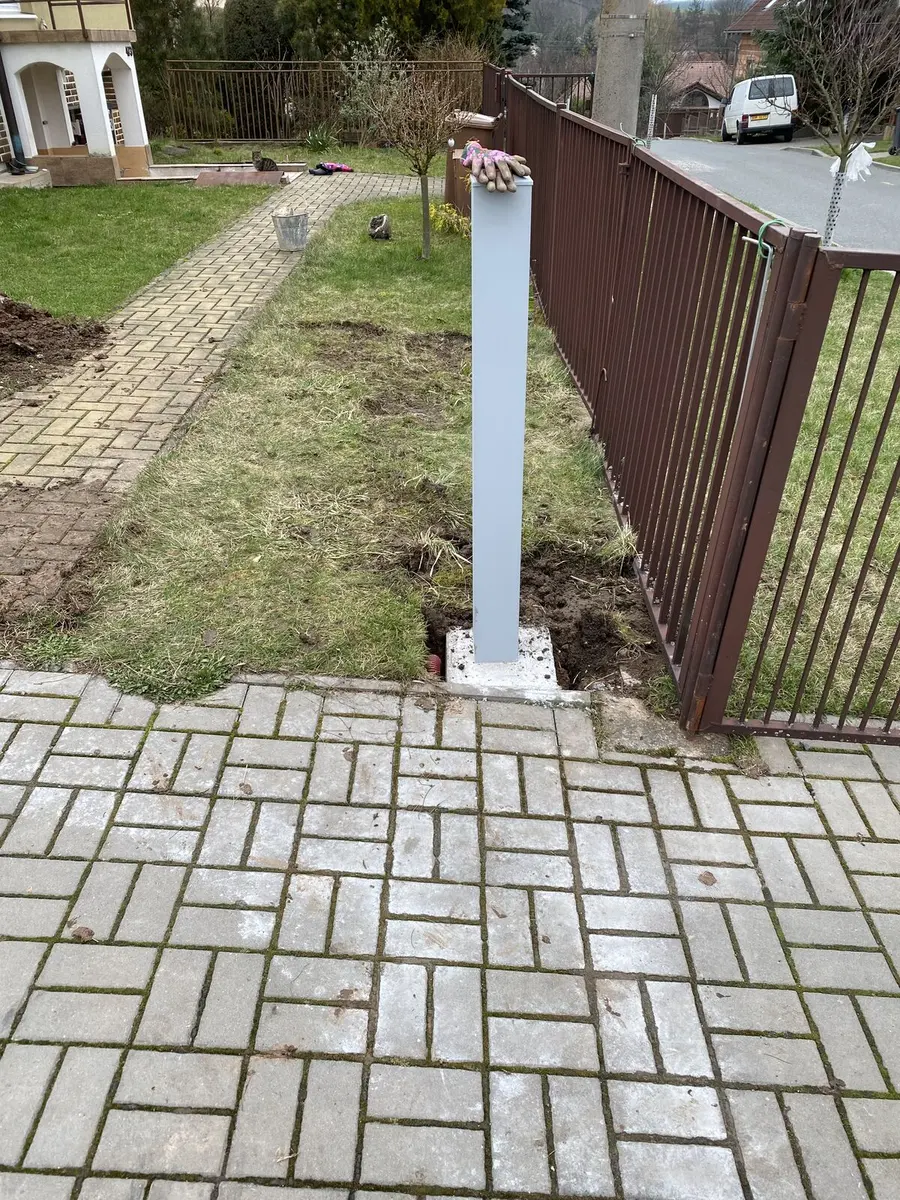 Základ a osazení sloupku brány, Zastávka: hotový stav